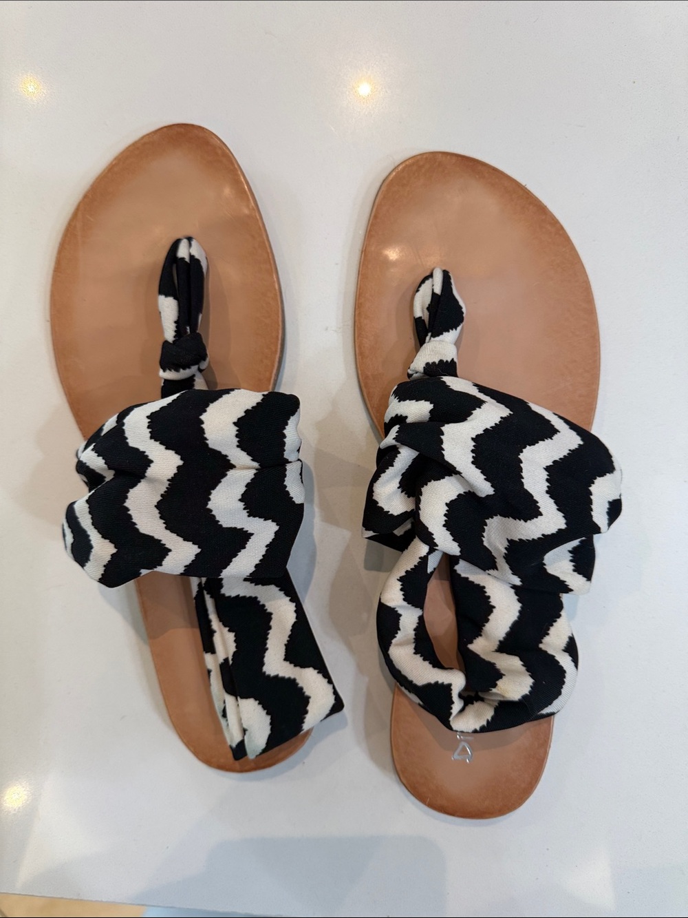 Dirty Laundry women’s black and White Sandals